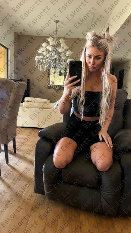 Karolina escort in Moscow