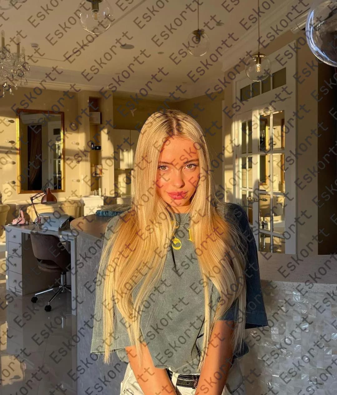 Zora escort in Moscow