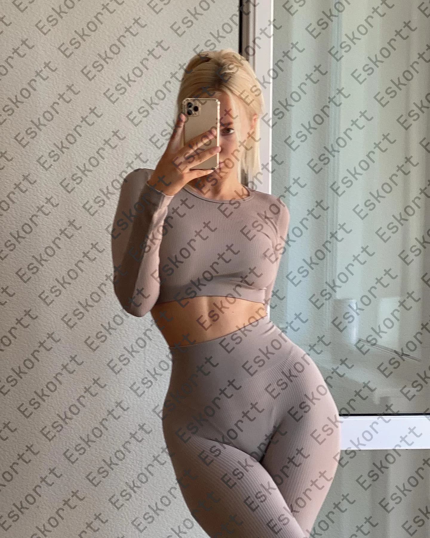 Nora escort in Moscow