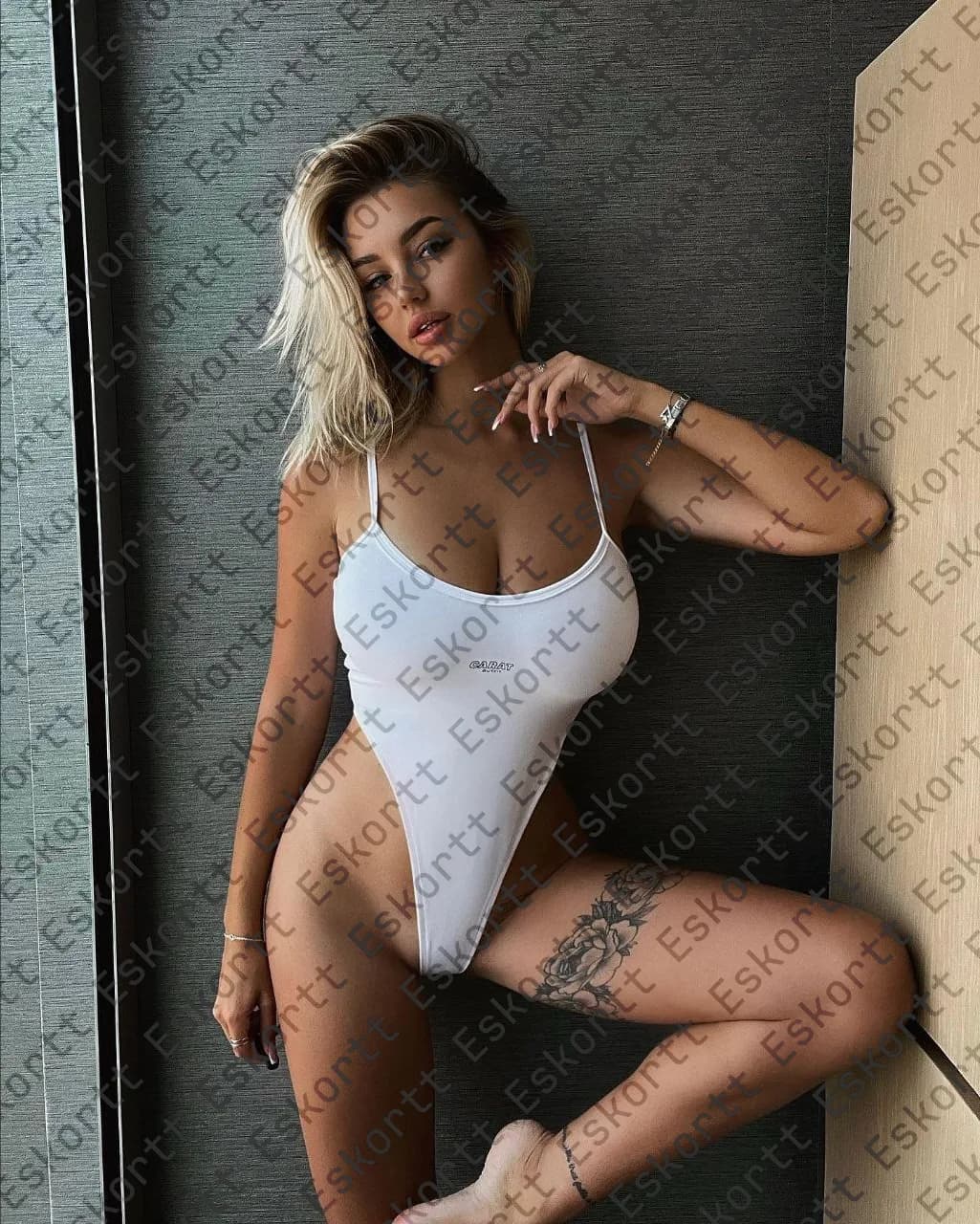 Leona escort in Moscow