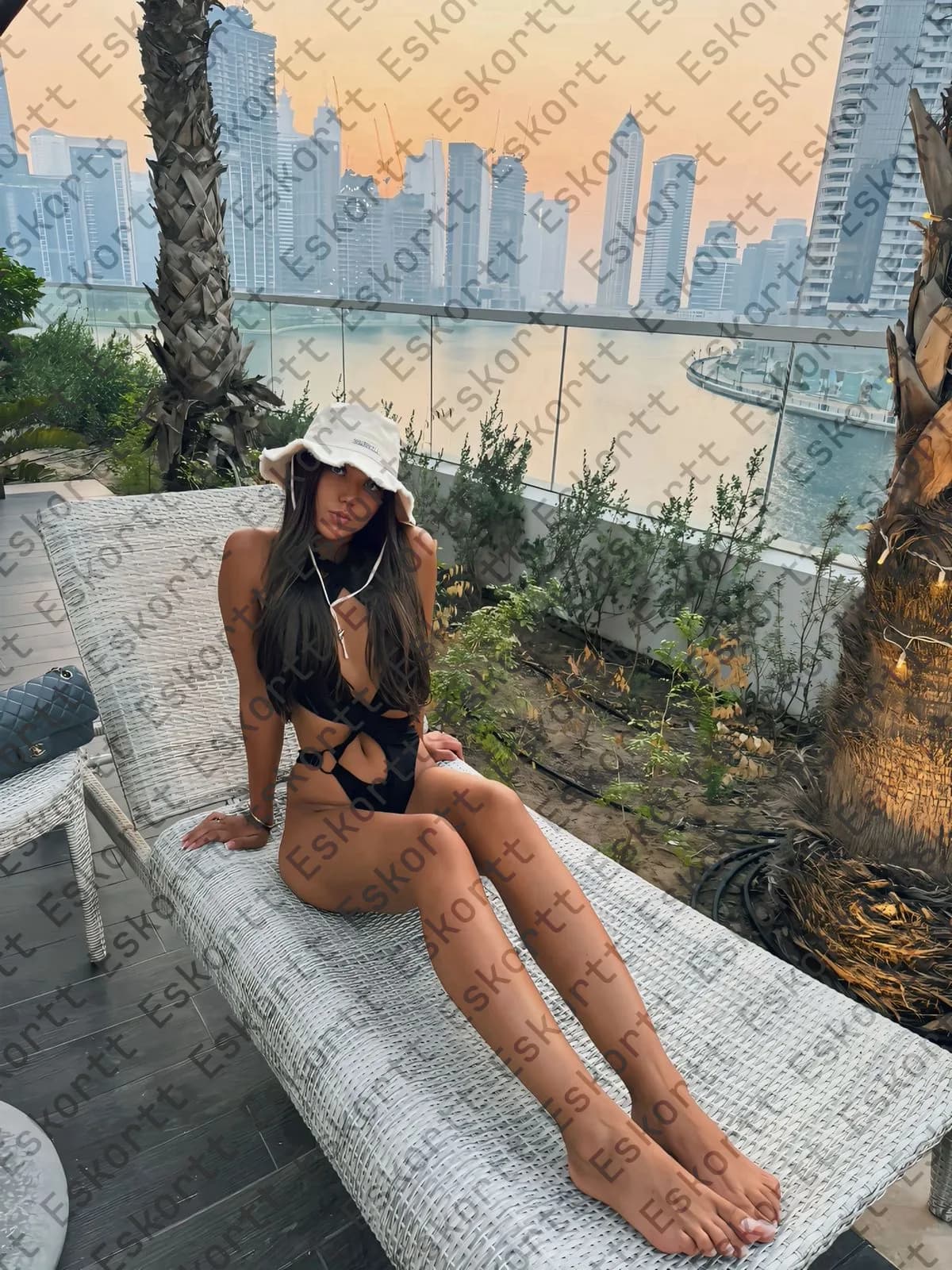 Emilie escort in Moscow