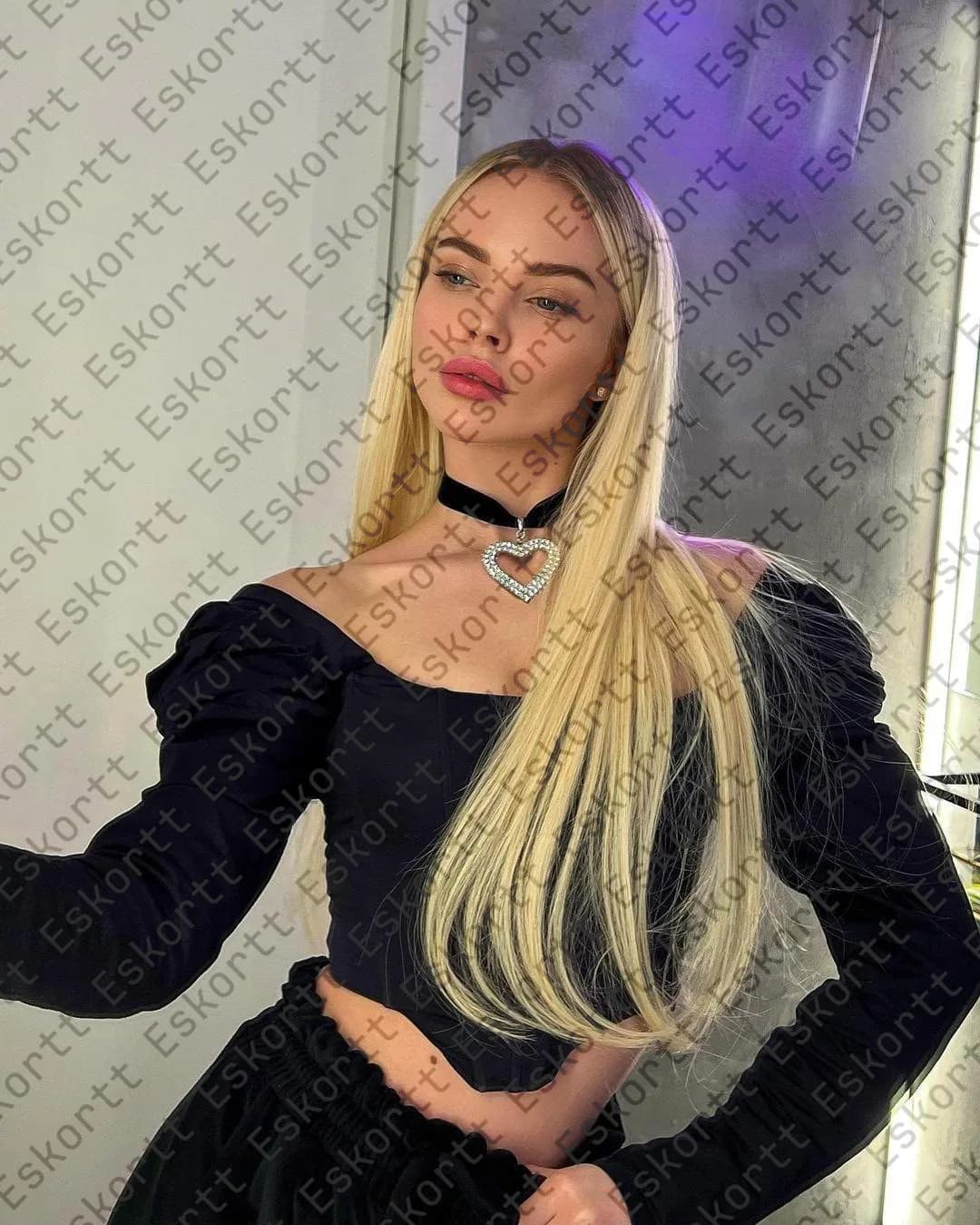 Zoelle escort in Moscow