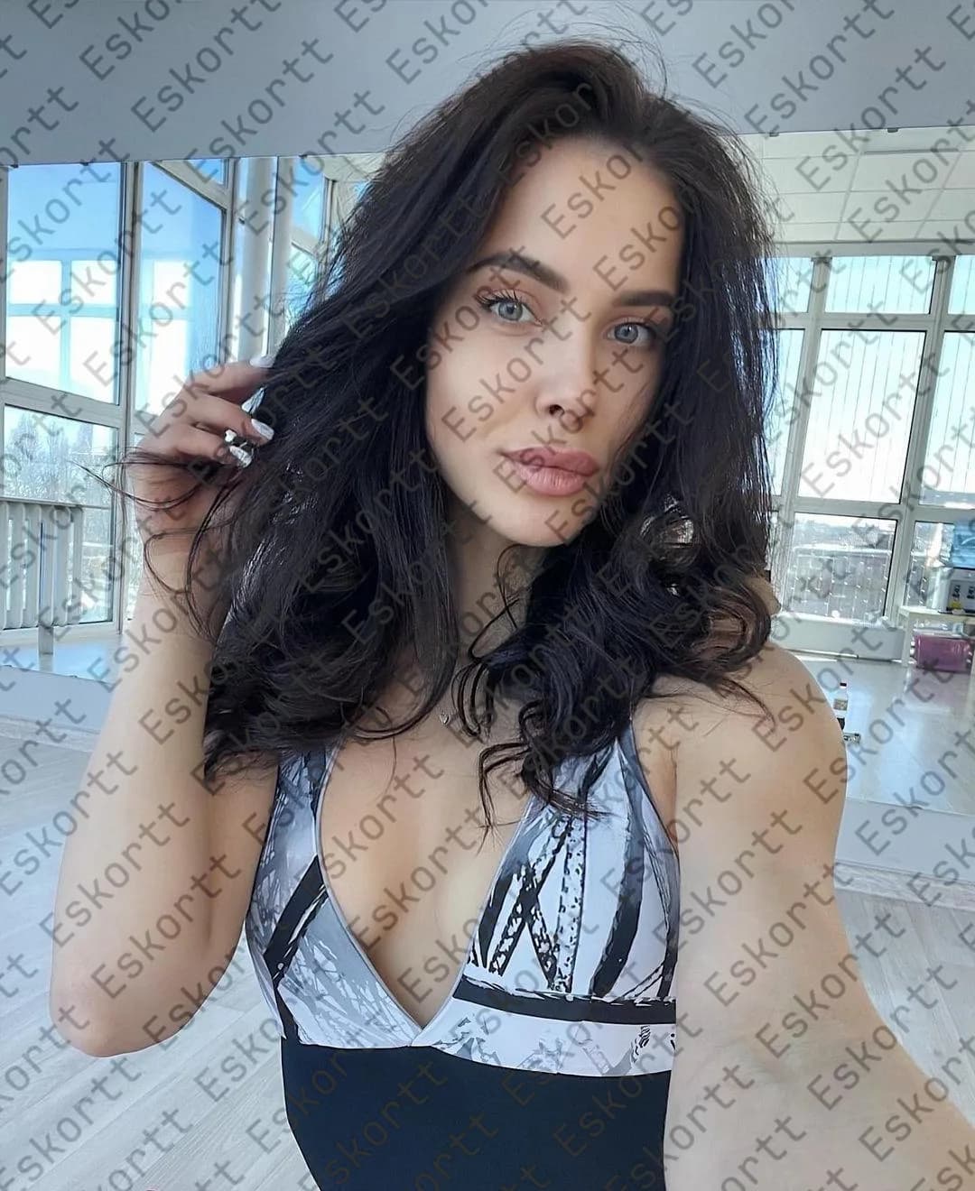 Yasmine escort in Moscow