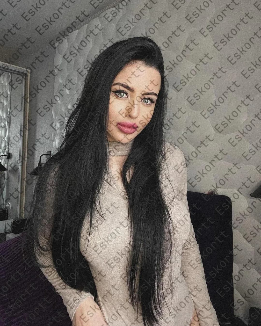 Camila escort in Moscow